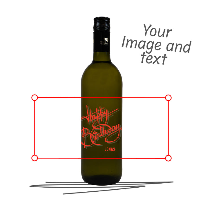 Gestalte deinen personalisierbaren Weinviertel DAC Grüner Veltliner 2023 mit deinem eigenen Design. Perfekt für besondere Anlässe oder als individuelles Geschenk. Gib dieser frischen Weißweinflasche eine persönliche Note – jetzt einfach online gestalten! Selber gestalten - Trinkflasche gestalten - CamelBak Trinkflasche gestalten